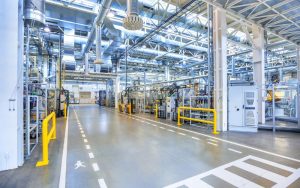 vệ sinh tường, cột và các vị trí xung quanh nahf xưởng